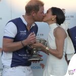 Pancia scoperta e piedi nuda: il look di Meghan Markle alla partita di polo in Florida
