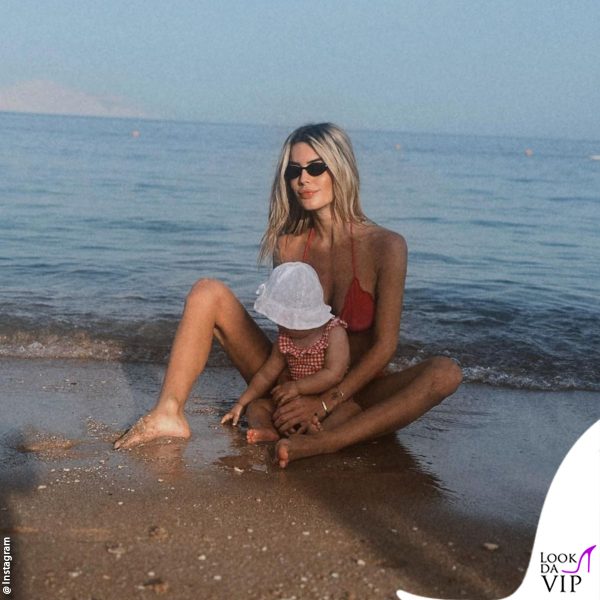 mamma e figlia sul bagnasciuga 