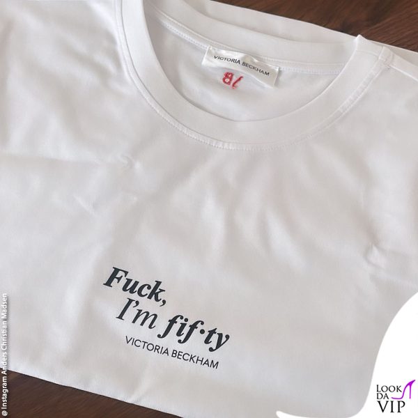 la t-shirt con la frase irriverente regalata agli ospiti 