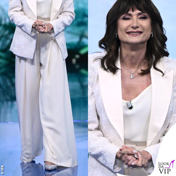 L'outfit creato dalla sartoria Mediaset è composto da top, pantalone a vita alta e giacca ricamata