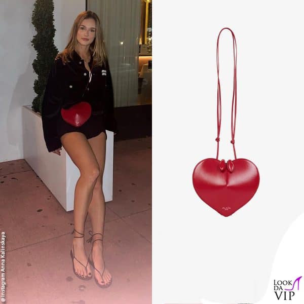 in posa con la borsa a forma di cuore di Alaia 