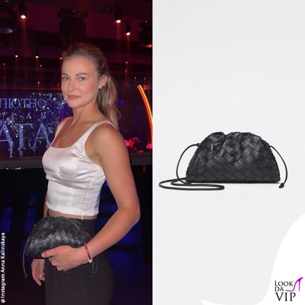 Anna Kalinskaya con la "Mini Pouch" di Bottega Veneta 