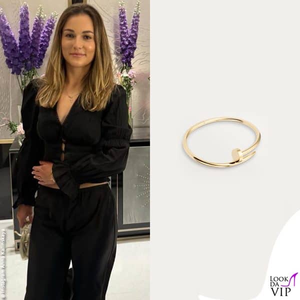 al braccio spicca il "Juste un Clou" di Cartier 