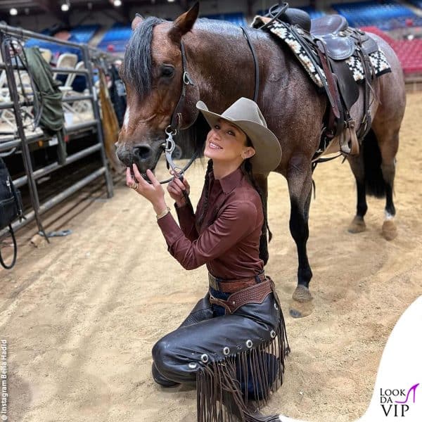 in posa con il suo cavallo 