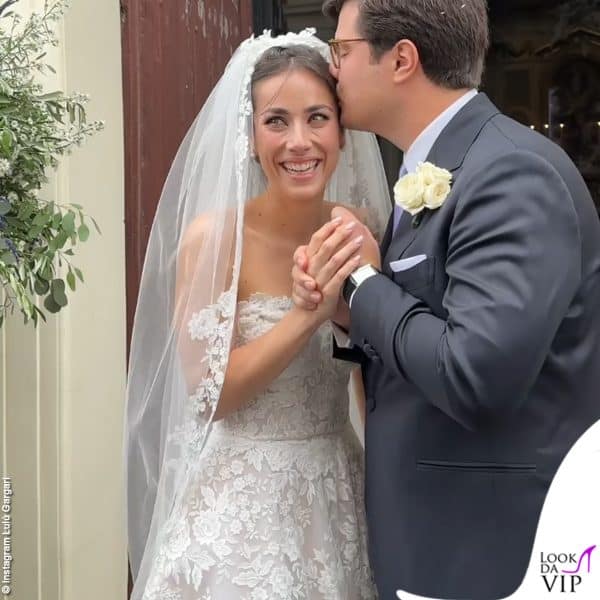Benedetta Gargari, una delle protagoniste di "Skam Italia", ha indossato un abito da sposa di pizzo per le nozze con Tommaso Cocchi