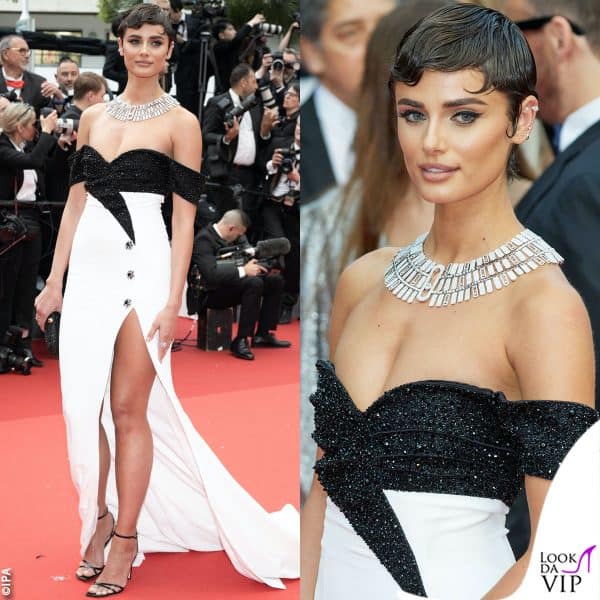 abito Balmain e gioielli Messika per Taylor Hill 