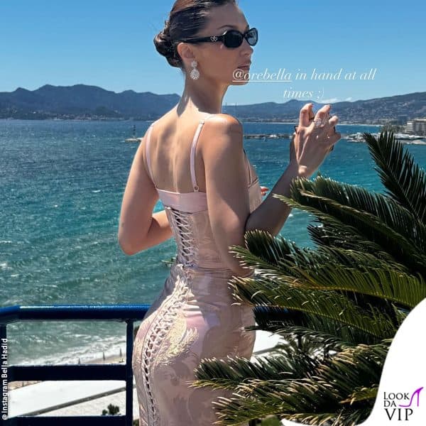 Bella Hadid si spruzza il suo profumo di Orebella (abito Dolce&Gabbana primavera-estate 2003)