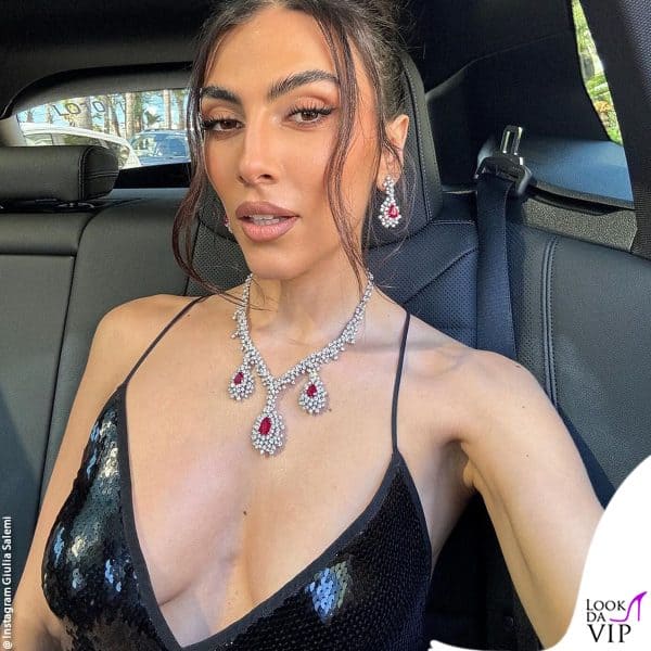 Giulia Salemi si scatta un selfie in auto 