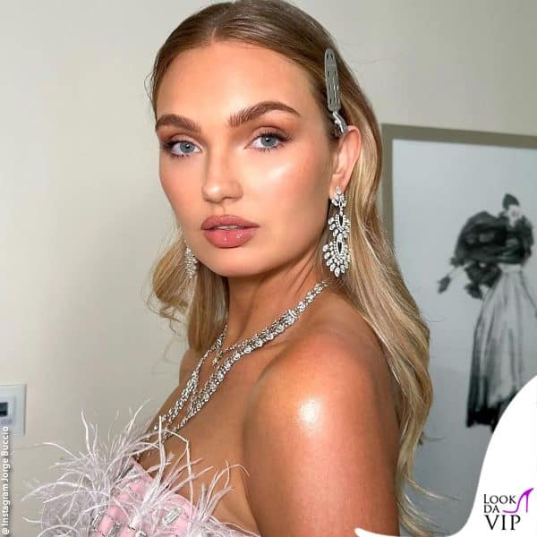 Romee Strijd con le mollettine in testa