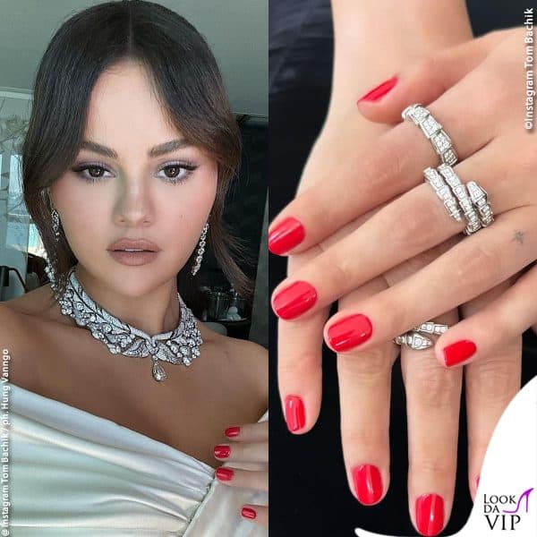 Selena Gomez mostra le unghie e i gioielli Bulgari 