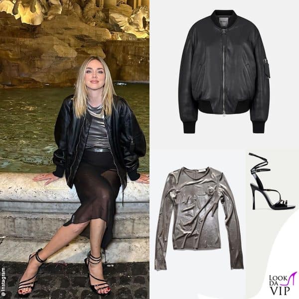in posa davanti alla Fontana di Trevi (bomber The Attico, maglia Arrabal, sandali Paciotti)