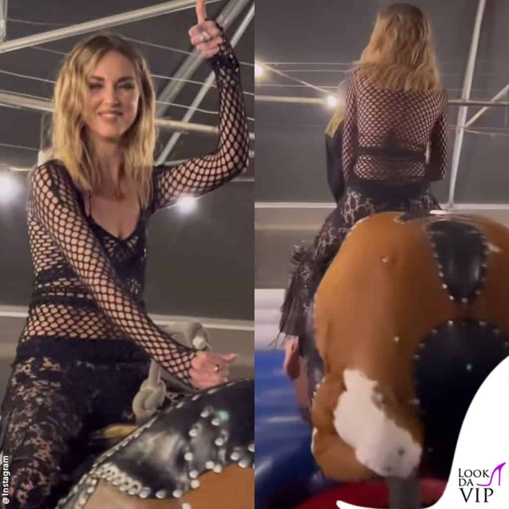 Chiara Ferragni scatenata sul toro meccanico