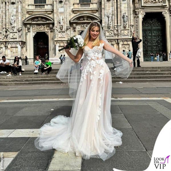 vestita da sposa in piazza Duomo a Milano 