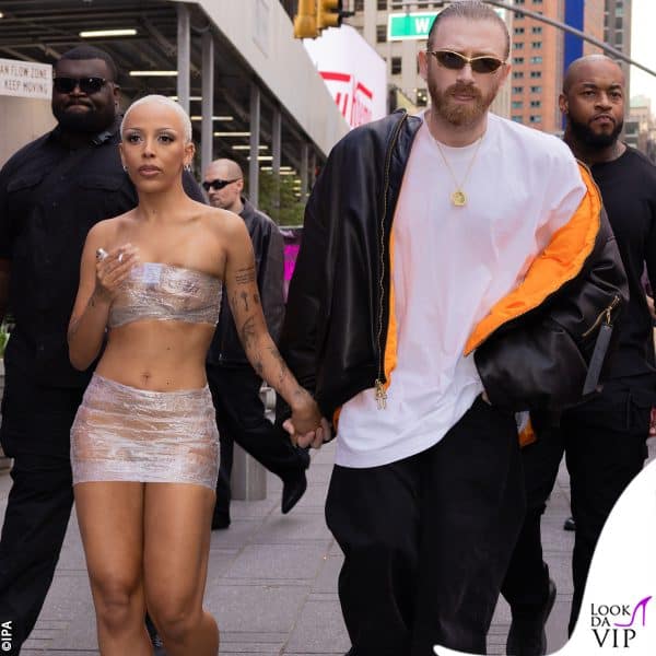 Doja Cat mano nella mano con Guram Gvasalia a New York 