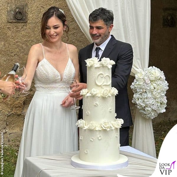 La sposa ha indosato un abito binaco con bretelline e scollatura generosa