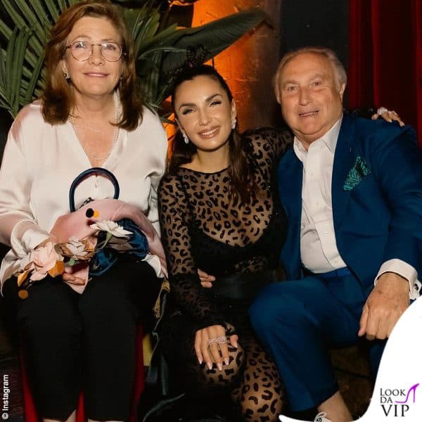 Elettra in posa con i genitori 