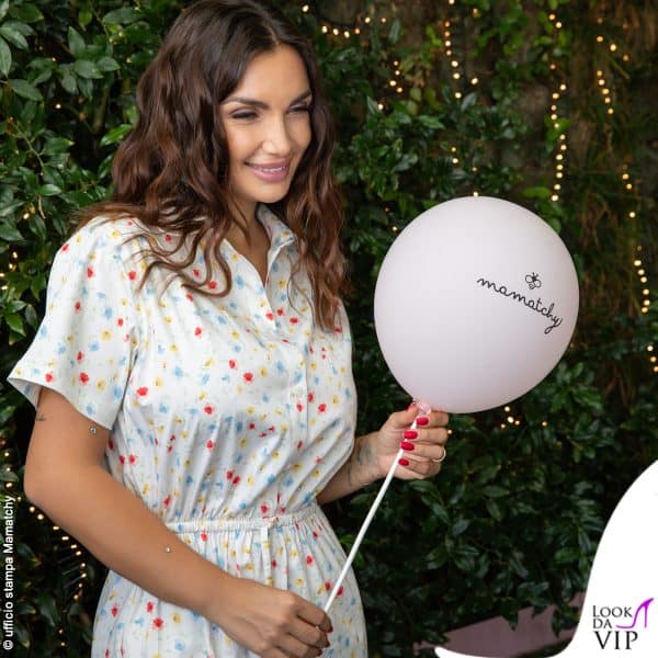 capelli mossi completavano l'outfit di Elettra 