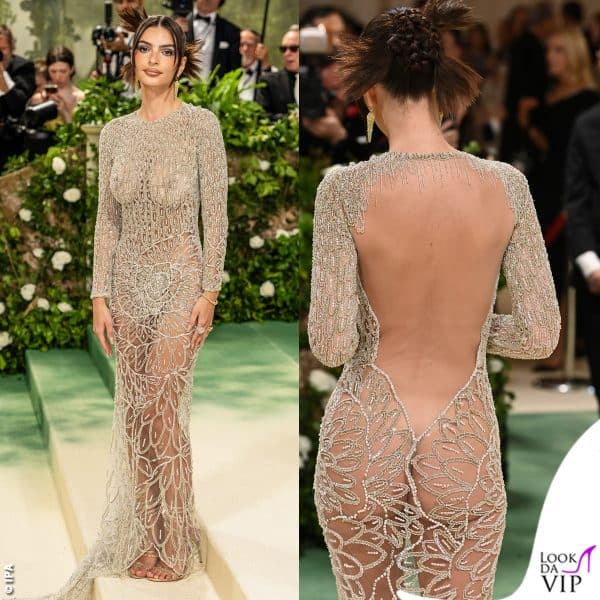 Emily Ratajkowski con un abito di Versace della collezione autunno-inverno 2001