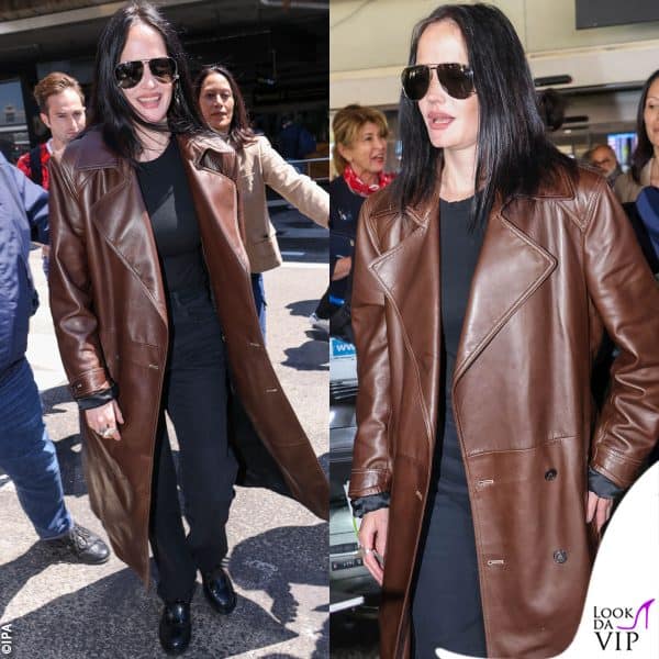 l'attrice ha indossato un trench in pelle marrone