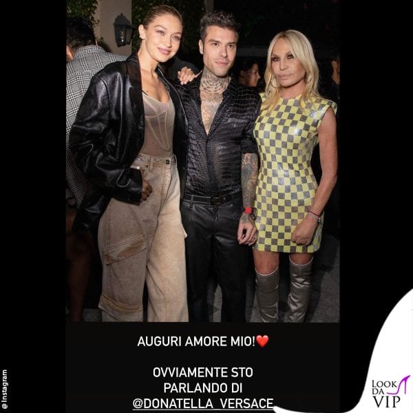 Fedez fa gli auguri a Donatella Versace, nello scatto c'è anche Gigi 