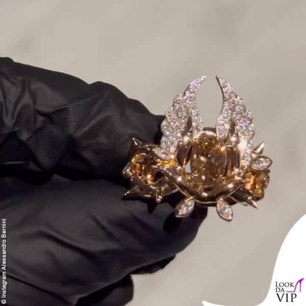 Si tratta di un anello composto da diversi diamanti che riproducono una figura alata