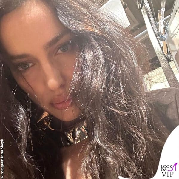 Irina Shayk nel backstage della sfilata Ralph Lauren 