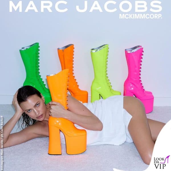 Irina Shayk posa con i Kiki Boots di Marc Jacobs, disponibili in quattro colori fluo 