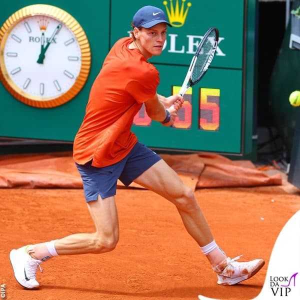 Jannik durante il match, in Nike 