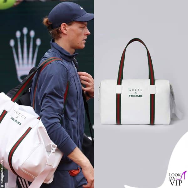 Jannik Sinner scende in campo per il primo match del Roland Garros: sulla spalla il nuovo borsone Gucci x Head 