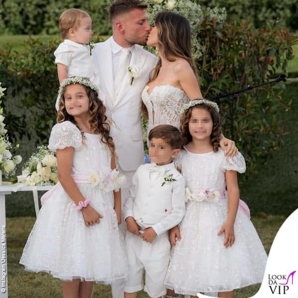 Jessica Melena  ha indossato un abito da sposa per il rinnovo delle promesse nuziali con Ciro Immobile, a 10 anni dal sì