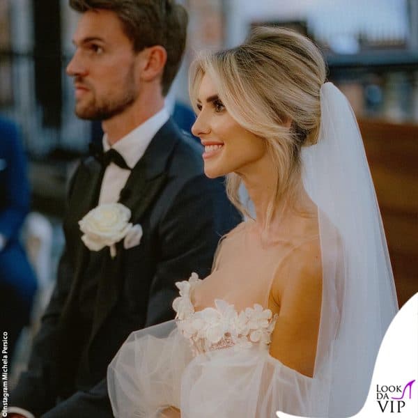 la sposa ha i capelli raccolti in un elegante chignon 