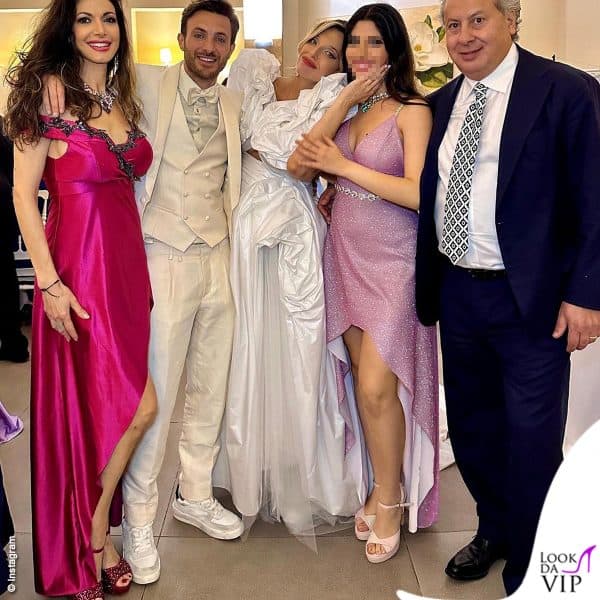 Gli sposi al ricevimento posano con Maria Monsé, Salvatore Paravia e la loro figlia Perla Maria Paravia