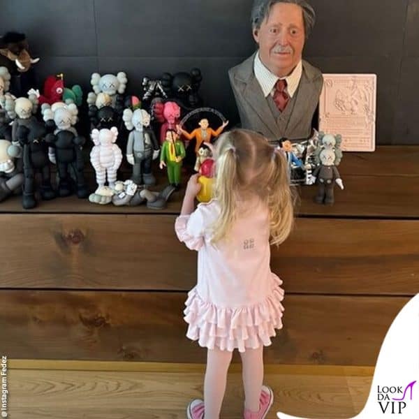 Vittoria gioca con i personaggi Kaws, storica passione del papà