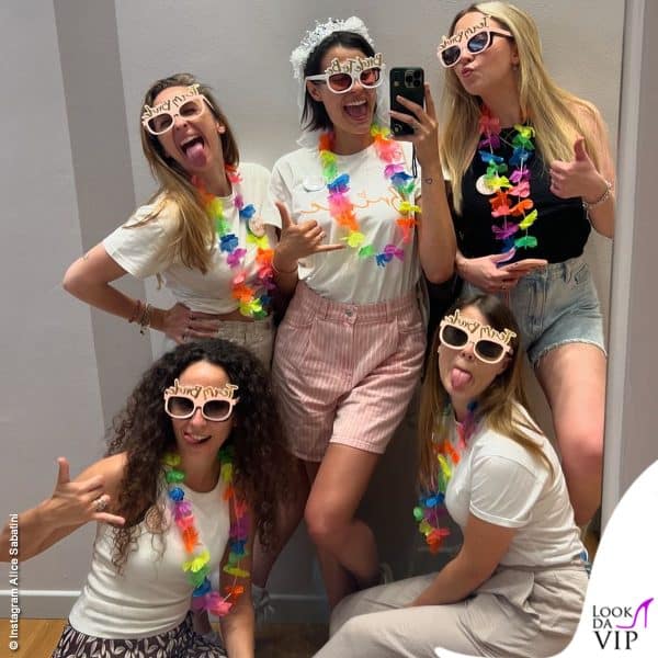 Alice si scatena con le amiche: per lei non solo abiti romantici 