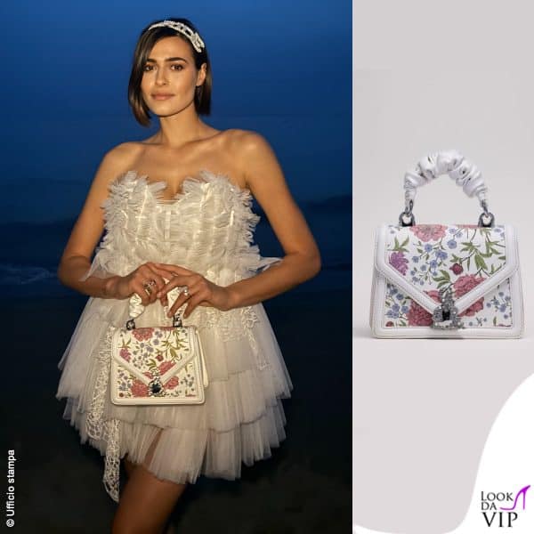 L'abito è spumeggiante, la borsa romantica con la stampa floreale