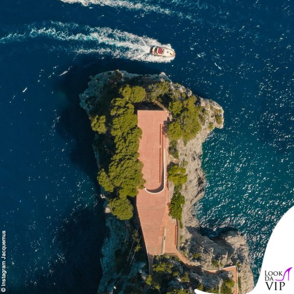 La location scelta per la sfilata è Casa Malaparte, a Capri