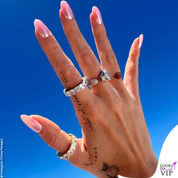 Chiara mostra la mano: spiccano gli anelli CF Brand e Cartier 