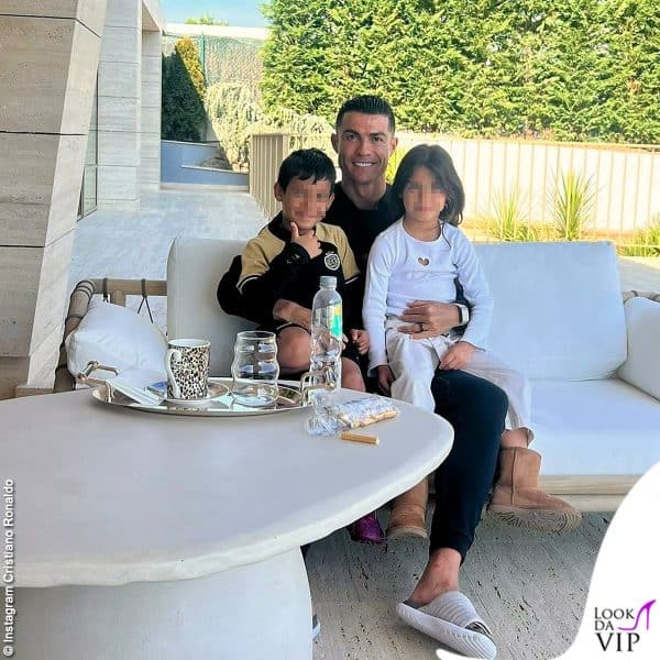 "Buon compleanno ai miei amori Eva e Mateo! Papà vi ama tantissimo", ha scritto a corredo di uno scatto con in braccio i gemelli