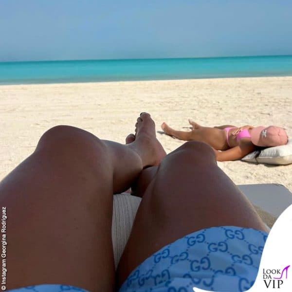 Relax in spiaggia per Cristiano Ronaldo e Georgina Rodriguez 