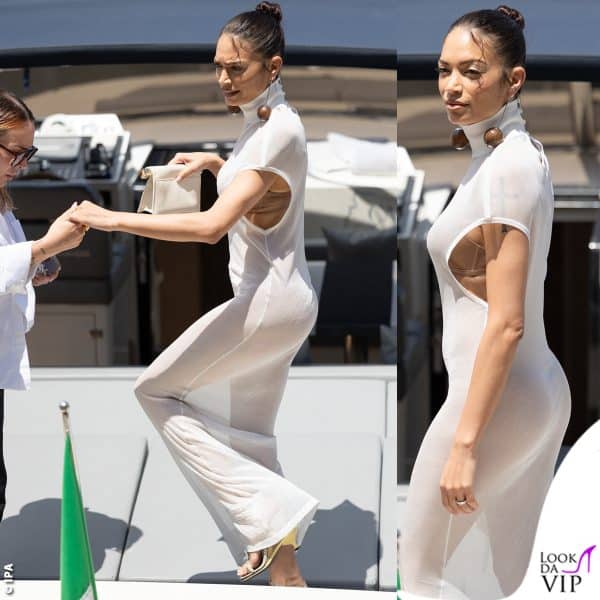 L'outfit bianco ha subito attirato l'attenzione