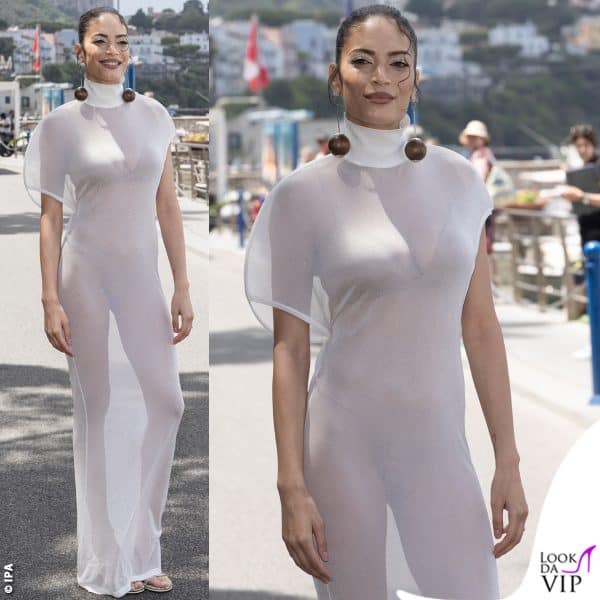 La cantante ha scelto di indossare un vestito bianco con effetto vedo-non-vedo di Jacquemus