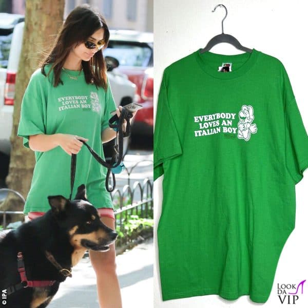 la t-shirt vintage con la scritta "Everybody loves an Italian boy"