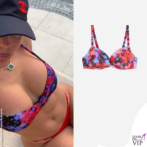 Il suo outfit è composto da Costume Calzedonia, cappellino Chanel e il meraviglioso collier 