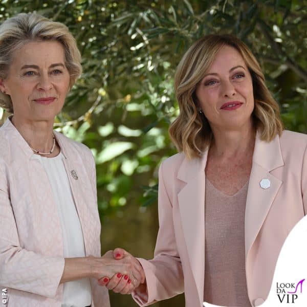in posa con Ursula von der Leyen 