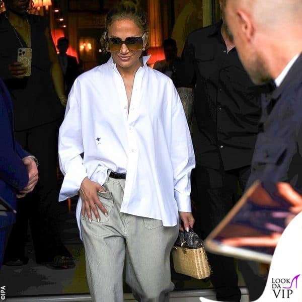 con la camicia bianca è chic e sensuale 