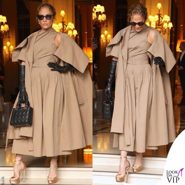 Jennifer Lopez esce dall'hotel per dirigersi alla sfilata haute couture di Dior 