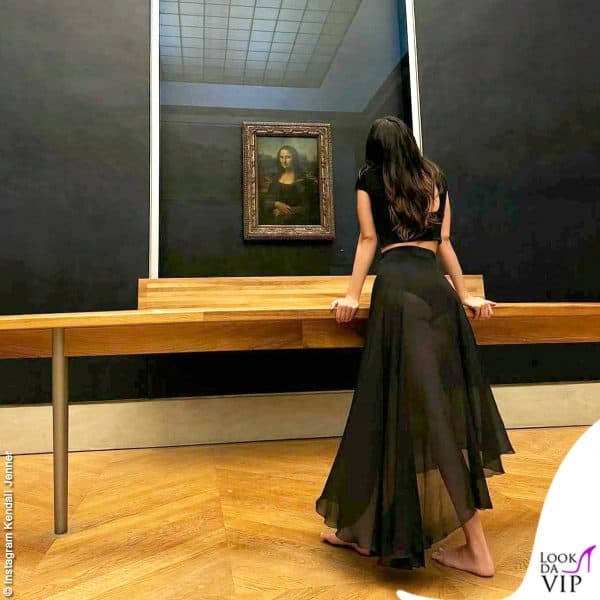 Kendall a piedi nudi mentre osserva la Gioconda 