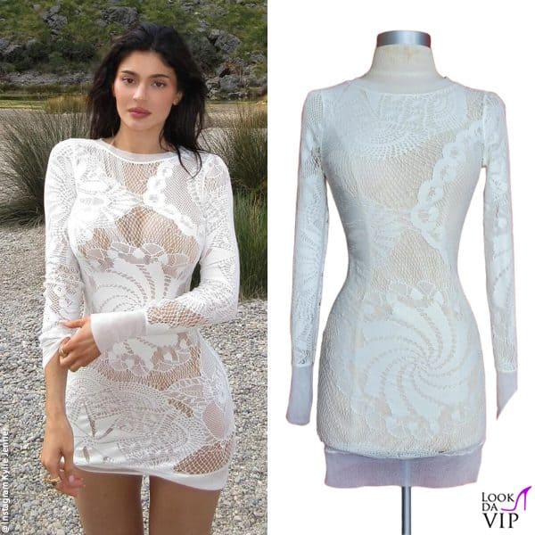 Kylie sull'isola nel minidress in pizzo bianco di Jean Paul Gaultier 