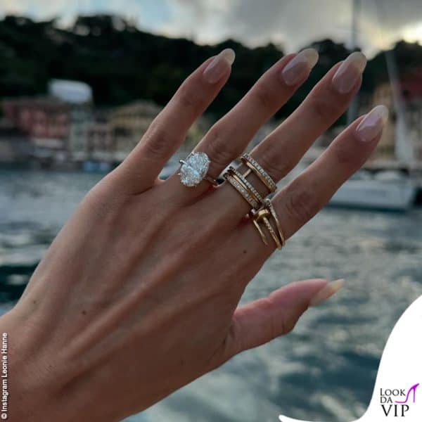 Uno splendido anello di fidanzamento per la modella