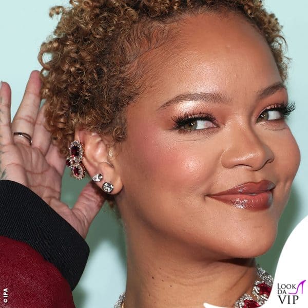Riccioli biondi e taglio cortissimo all'evento di presentazione della linea Fenty Hair a Los Angeles
